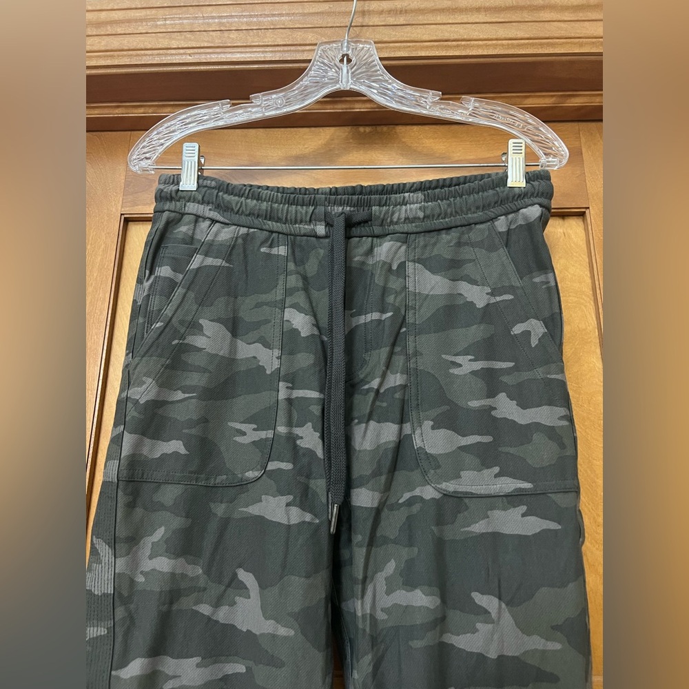 Athleta Farallon Camo Jogger Pants Size 4 - Picture 2 of 9
